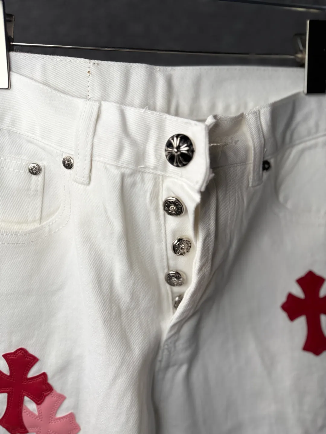 P230 💰 (Top version) Chrome Hearts/Chrome Hearts Classic white powder series colored leather cross washed color cloth unisex denim trousers Vibe style straight stacked god-level version Carbon fine bias denim color cloth Old vintage full set of hardware - Chrome Hearts white cow series The high version uses high-ounce customized fabrics, fermentation washing and soft color fixation, soft and thick to wear, the details are all made by hand-polished craftsmanship, all-over printed jacquard fabric Unique design style. Through multiple processes to create a full retro feel. Unique niche non-contrast shirt. Customized distressed spray-painted buttons. Craftsmanship in every detail. Color: white powder. Size: 28-30-32-34 (corresponding to S-M-L-XL)